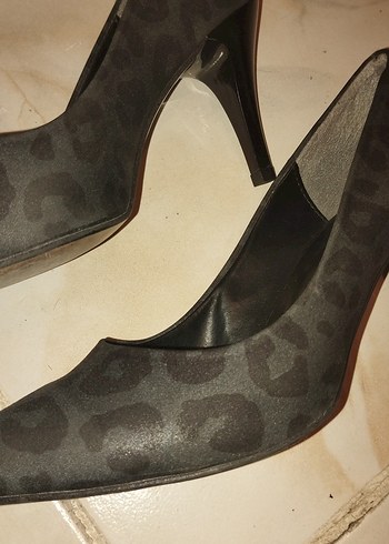 Zara Siyah Süet Tokalı Yılan Desenli Stiletto