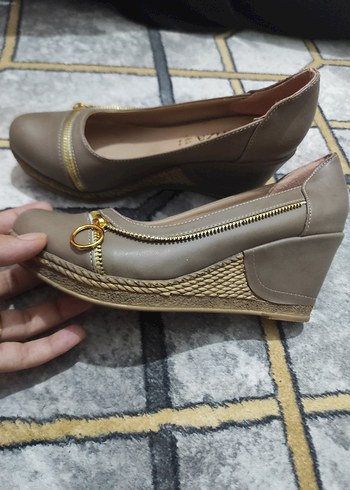 Bej Deri Dolgu Topuklu Kadın - Görsel 2