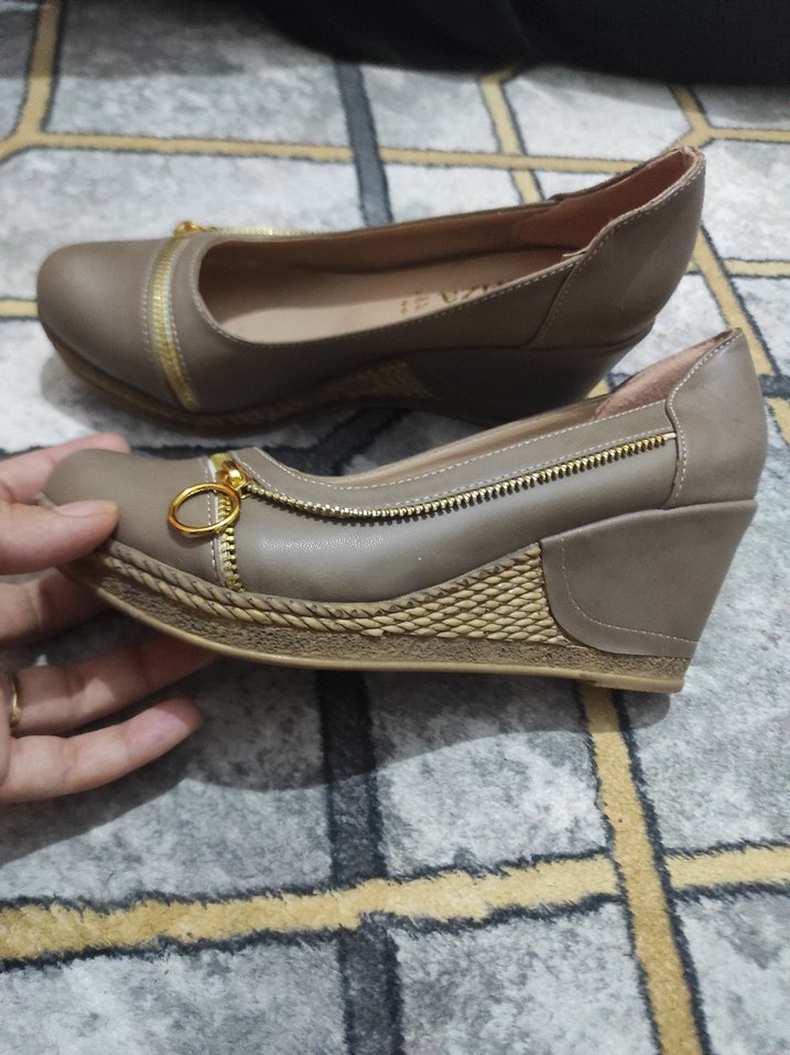 Bej Deri Dolgu Topuklu Kadın - Görsel 2