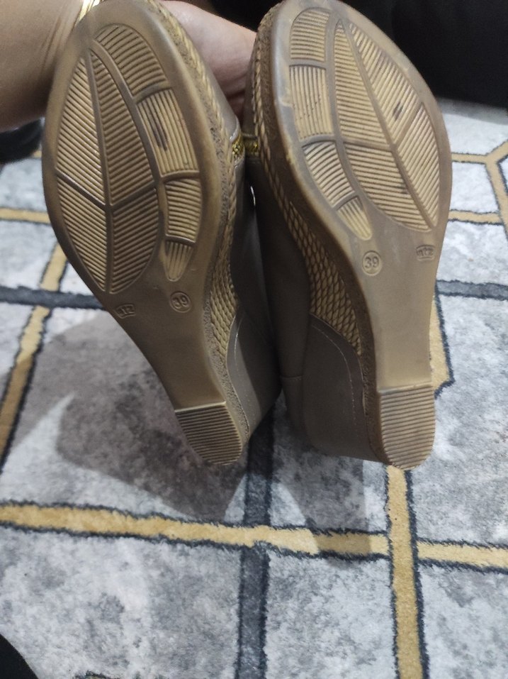 Bej Deri Dolgu Topuklu Kadın - Görsel 3