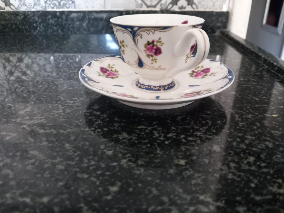 Çiçek Desenli Beyaz Porselen Fincan ve Tabağı - Görsel 2