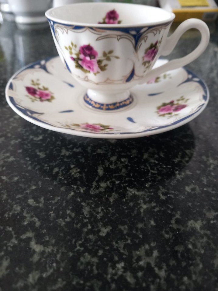 Çiçek Desenli Beyaz Porselen Fincan ve Tabağı - Görsel 4