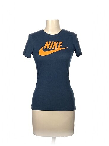 Nike T-shirt %70 İndirimli.