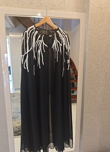 Özel tasarım işlemeli pelerin abiye abaya