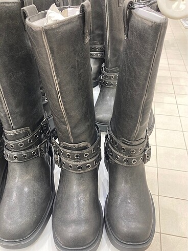 38 Beden siyah Renk bershka çok tokalı siyah biker çizme