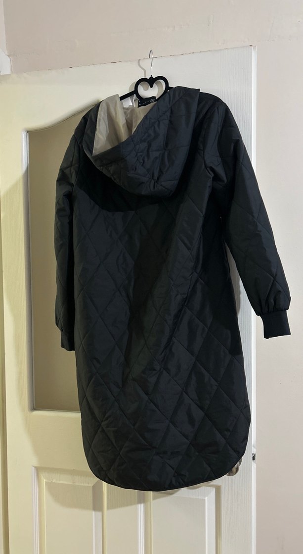 Siyah Kapüşonlu Kadın Kap - Görsel 2