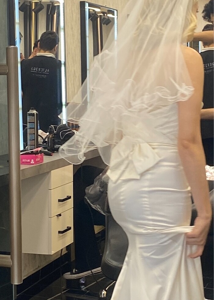 Beyaz kurdeleli gelinlik - Görsel 3