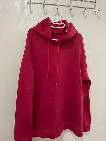 Kırmızı kapüşonlu sweatshirt L beden