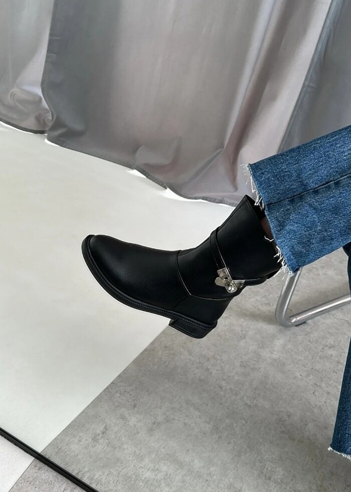 Siyah Kadın Bot - Görsel 2