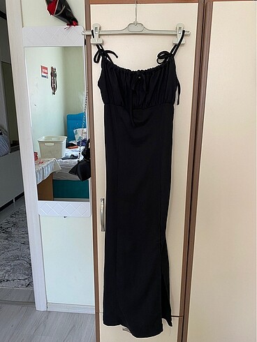 Siyah uzun yırtmaçlı günlük elbise