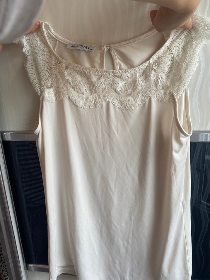 Dantel Detaylı Kolsuz Beyaz Bluz - Görsel 4