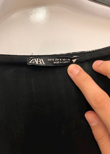 Zara Uzun Drapeli Siyah Batik Desenli Elbise