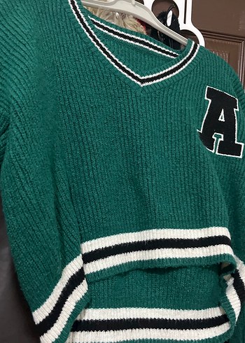 Yeşil Nakışlı V Yaka Örgü Kadın Kazak - Görsel 2