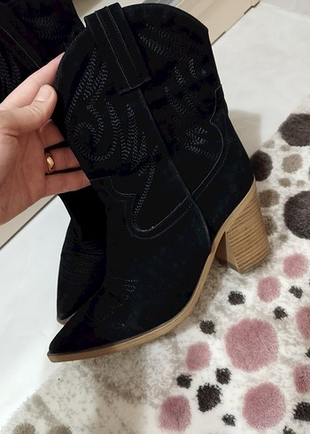 Siyah Süet Nakışlı Stiletto Topuklu Kadın Bot - Görsel 2