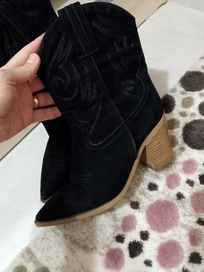 Siyah Süet Nakışlı Stiletto Topuklu Kadın Bot - Görsel 2