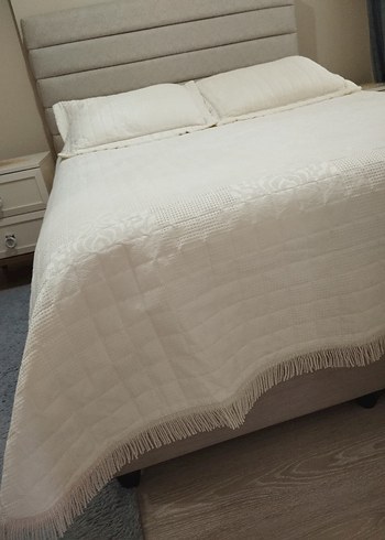 Kırık Beyaz Düz Desenli Saçaklı Yatak Örtüsü - Görsel 3