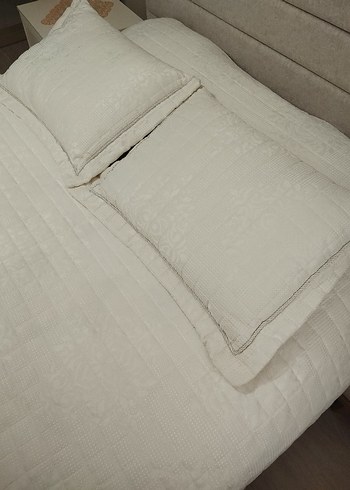 Kırık Beyaz Düz Desenli Saçaklı Yatak Örtüsü - Görsel 2