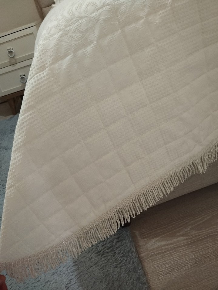 Kırık Beyaz Düz Desenli Saçaklı Yatak Örtüsü - Görsel 4