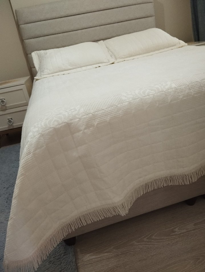 Kırık Beyaz Düz Desenli Saçaklı Yatak Örtüsü - Görsel 3