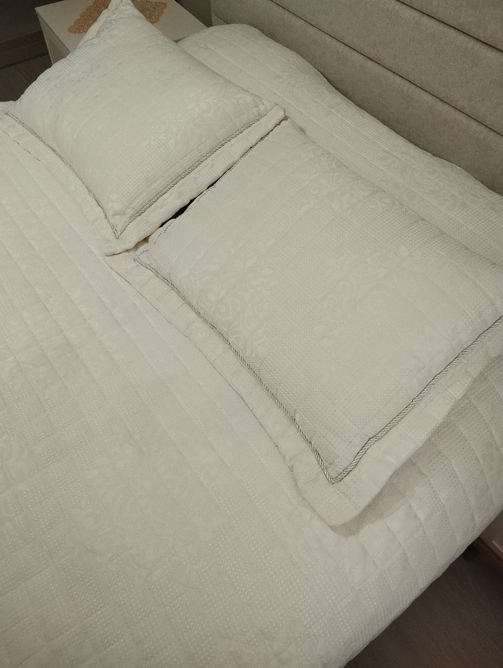 Kırık Beyaz Düz Desenli Saçaklı Yatak Örtüsü - Görsel 2