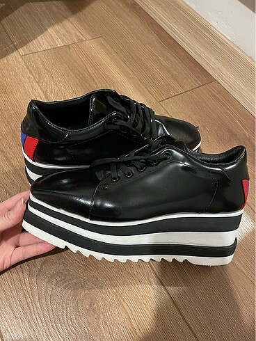Stella McCartney benzeri model