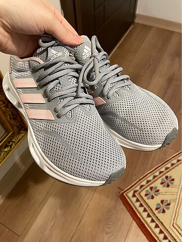 Adidas gri spor ayakkabısı