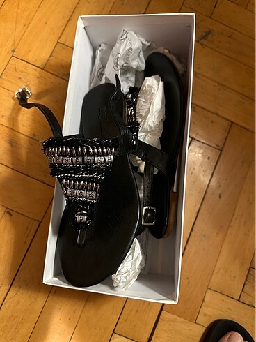 37 Beden siyah Renk Divarese yazlık sandalet
