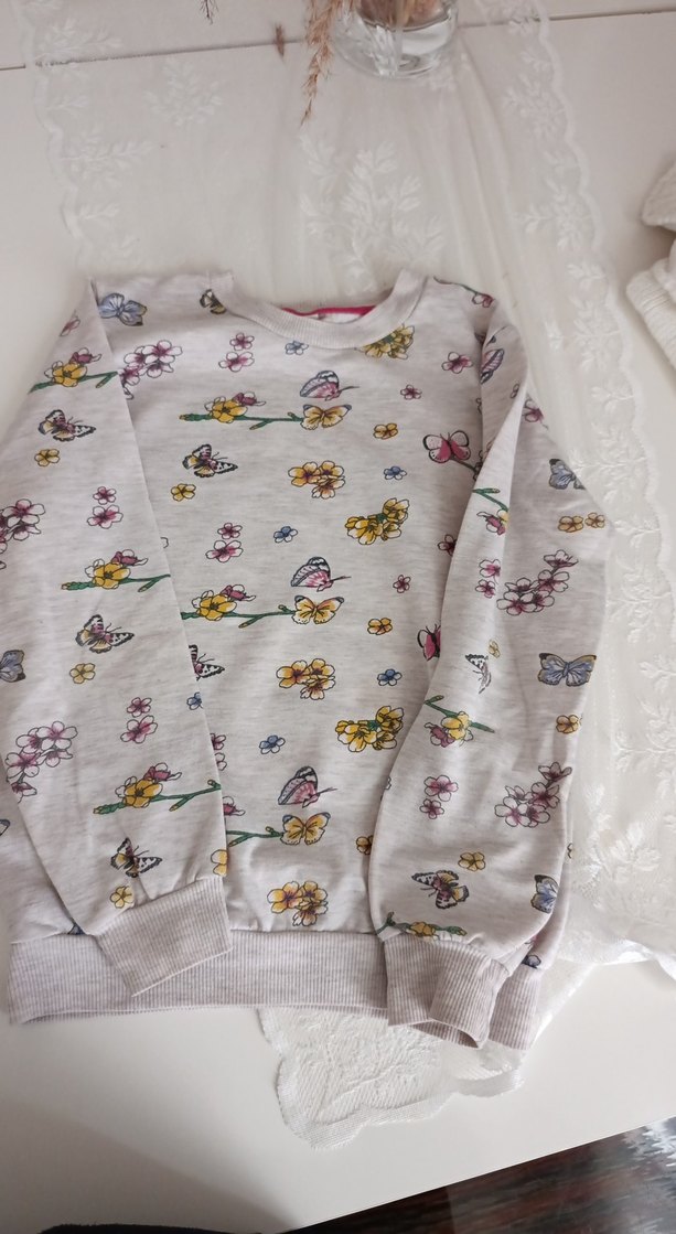 Çiçek ve Kelebek Baskılı Beyaz Sweatshirt - Görsel 2