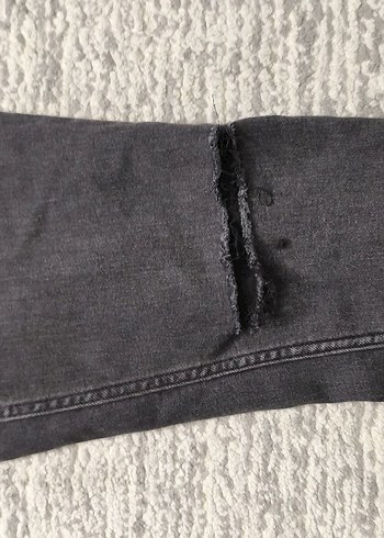 H&M Marka Diz Yırtık Detaylı Gri Kadın Denim Pantolon - Görsel 2