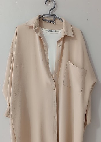 bej rengi ve beyaz renk uzun gömlek ve içlik - Görsel 2