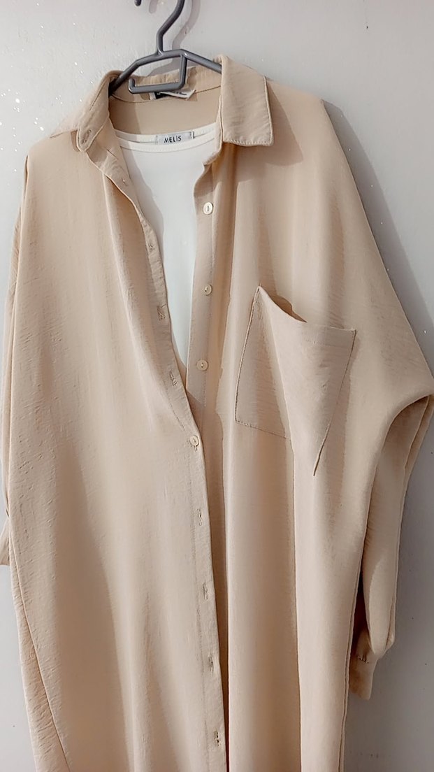 bej rengi ve beyaz renk uzun gömlek ve içlik - Görsel 3