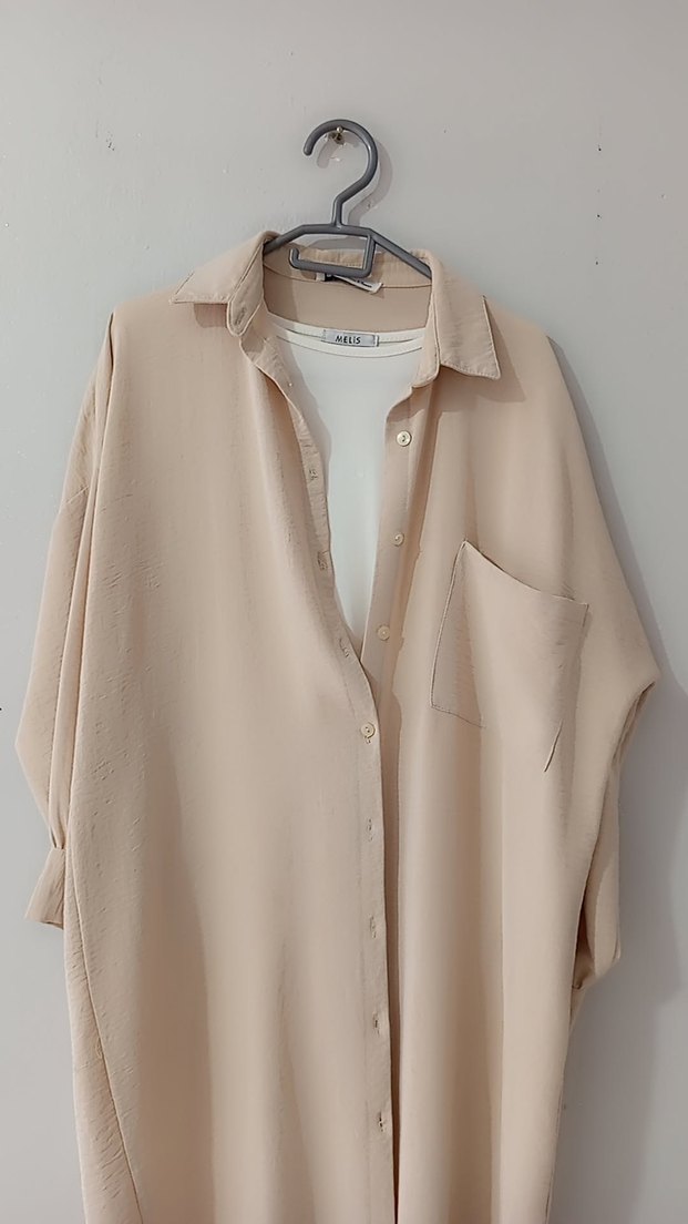 bej rengi ve beyaz renk uzun gömlek ve içlik - Görsel 2