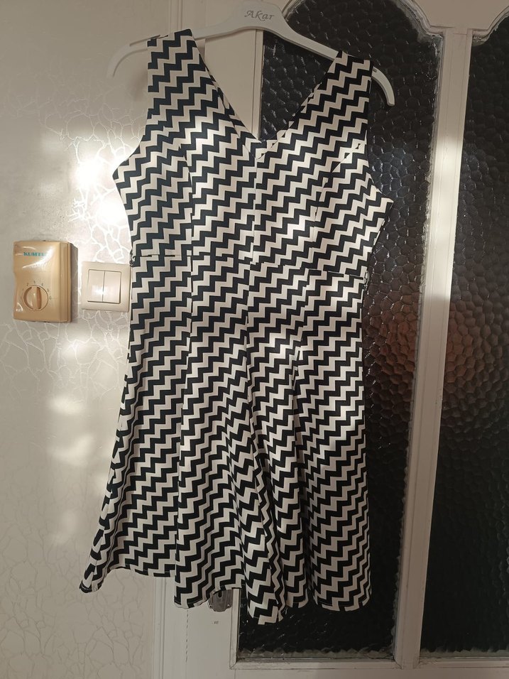 Siyah Beyaz Desenli Kolsuz Elbise - Görsel 4