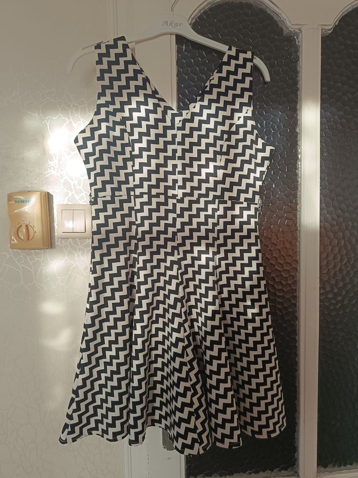 Siyah Beyaz Desenli Kolsuz Elbise - Görsel 3