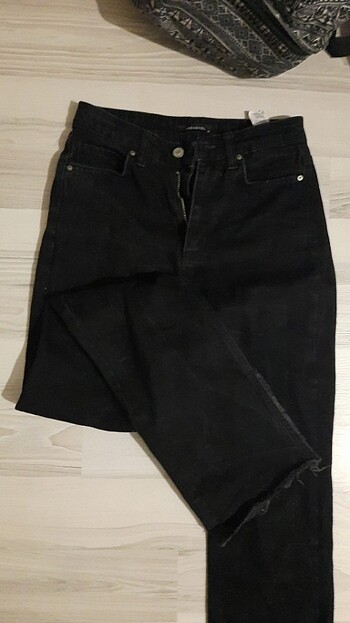 Trendyol & Milla Siyah yırtmaçlı kot pantolon 