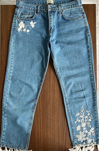 İşlemeli ve Püskül Detaylı Kot Pantalon