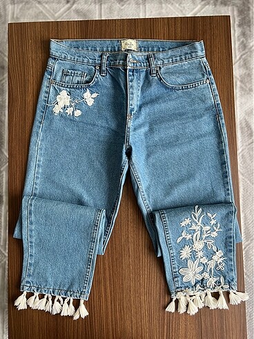 Quzu İşlemeli ve Püskül Detaylı Kot Pantalon