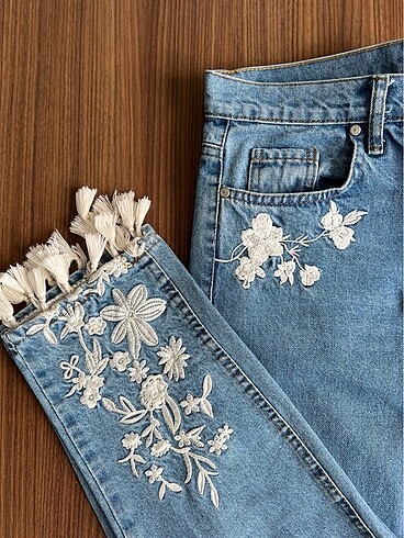 29 Beden İşlemeli ve Püskül Detaylı Kot Pantalon