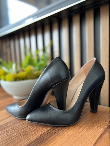 Siyah Deri Stiletto Kalın Topuk Ayakkabı