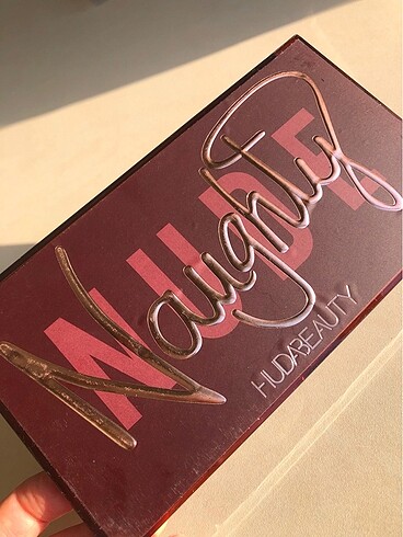 Huda Beauty Naughty Far Paleti