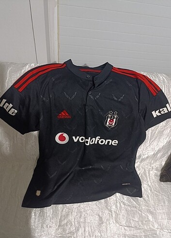 xl Beden çeşitli Renk BJK forması orijinal mi bilmiyorum pazarlık yok