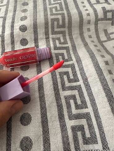 Huda Beauty Beaulis glossy hiç kullanılmadı