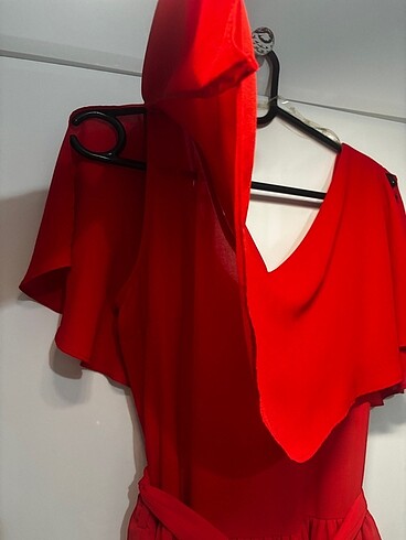 Kırmızı elbise - Görsel 3