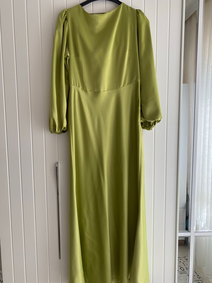 Uzun Yeşil Saten Drapeli Elbise - Görsel 2