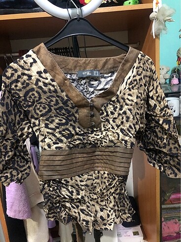 Leopar desenli üst