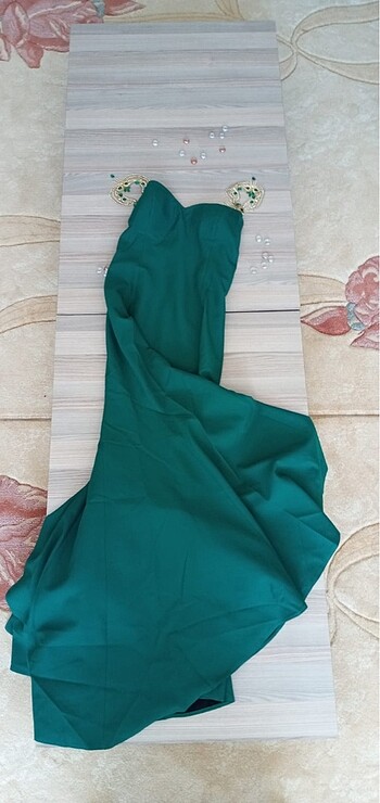 40 Beden yeşil Renk Zümrüt yeşili kuyruklu sırt dekolteli straplez abiye elbise