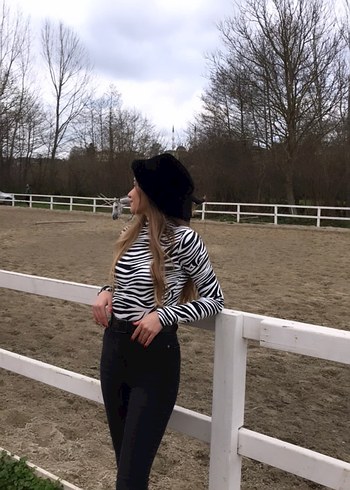 s Beden Zebra Desenli Boğazlı Kadın Bluz