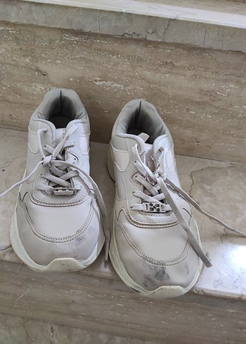 Gri Detaylı Beyaz Dolgu Topuklu Kadın Spor Ayakkabı