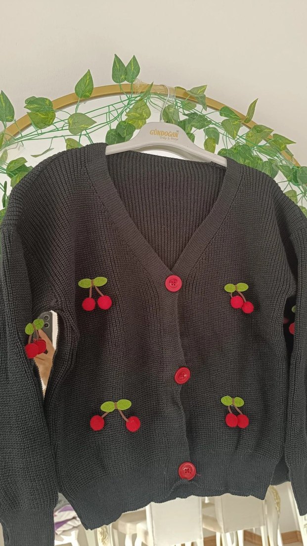 Nakışlı Siyah V Yaka Düğmeli Hırka - Görsel 2