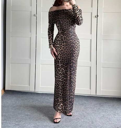 Kayık yaka leopar elbise